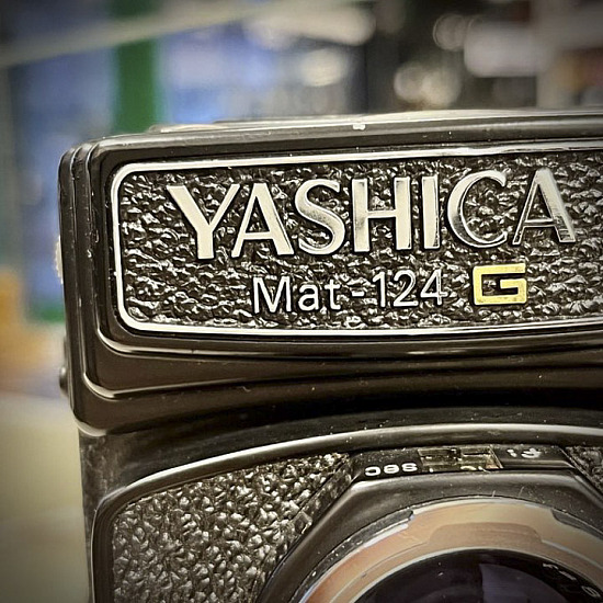 Yashica MAT 124G
